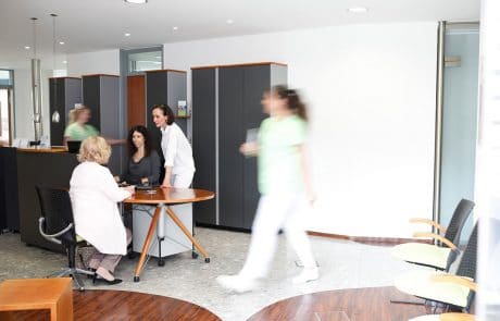 Zahnarztpraxis in der Klinik am Ring: Situation am Empfang 2