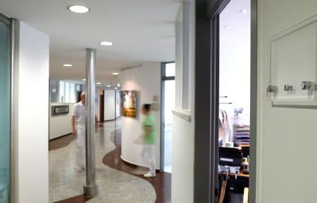 Zahnarztpraxis in der Klinik am Ring: Blick in den Flur