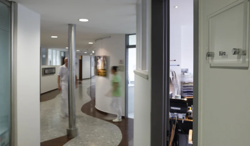 Blick in den Eingangsbereich der Zahnarztpraxis in der Klinik am Ring Köln